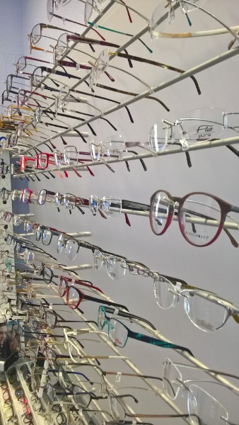 Viele Brillen im Regal_brillen kaufen münchen_Optik Kürner