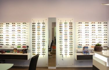 Beleuchtes Regal mit vielen Brillen und Spiegel_Optik Kürner_brille ausmessen optiker